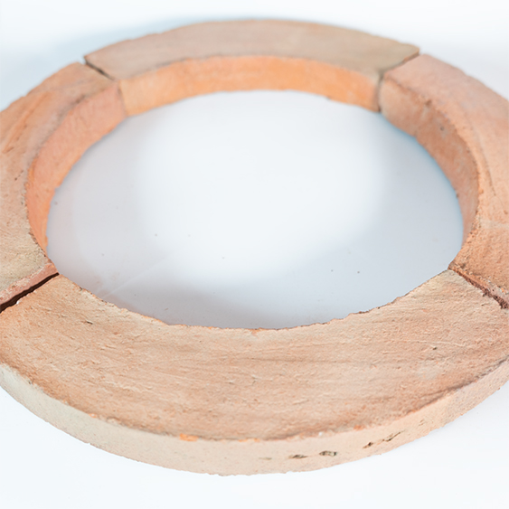 Curva de barro cocido Cubrecolumnas circular artesanal. ladrillo con forma de arco