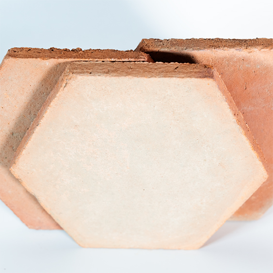 Losa baldosa de barro cocido artesanal con forma de hexágono. cerámico de barro hexagonal
